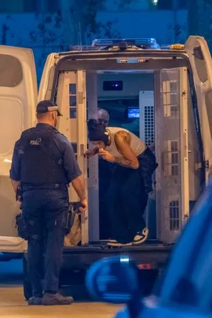在奇怪的逮捕过程中,“脆弱”的凯蒂·普莱斯在涂唇膏时做出了“误导”的手势