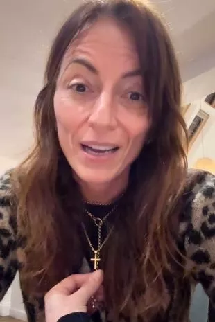 达维娜·麦考尔在恢复期间给伴侣“巨大的惊吓”后发布了健康状况更新