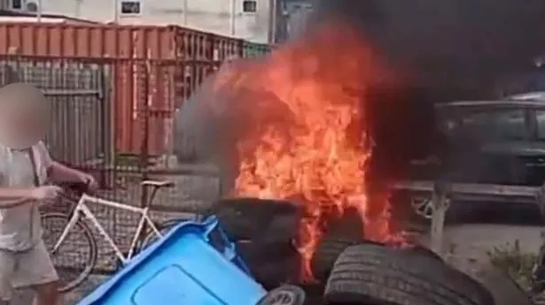 赫尔骚乱升级，抗议者与警察发生冲突，全城纵火