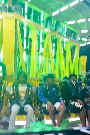 少年从130英尺高的主题公园过山车上摔下身亡，一家人赢得了巨额赔偿