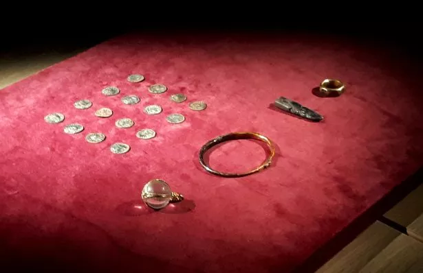 警方追捕一名金属探测器，他发现并偷走了价值300万英镑的维京黄金